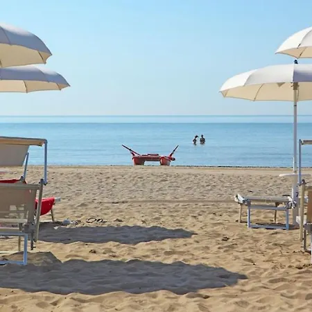 Pine-front Steps From The Maison d'hôtes Eraclea Mare
