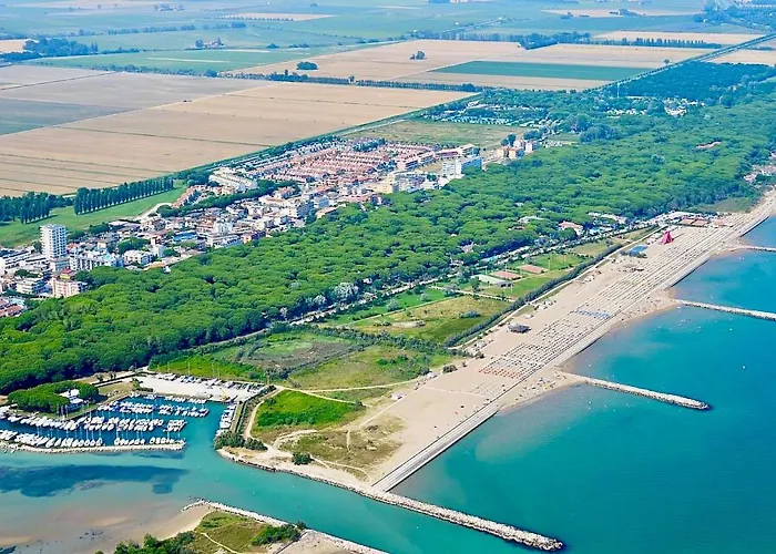 Pine-front Steps From The Maison d'hôtes Eraclea Mare