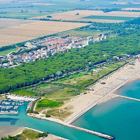 Pine-front Steps From The Pensjonat Eraclea Mare
